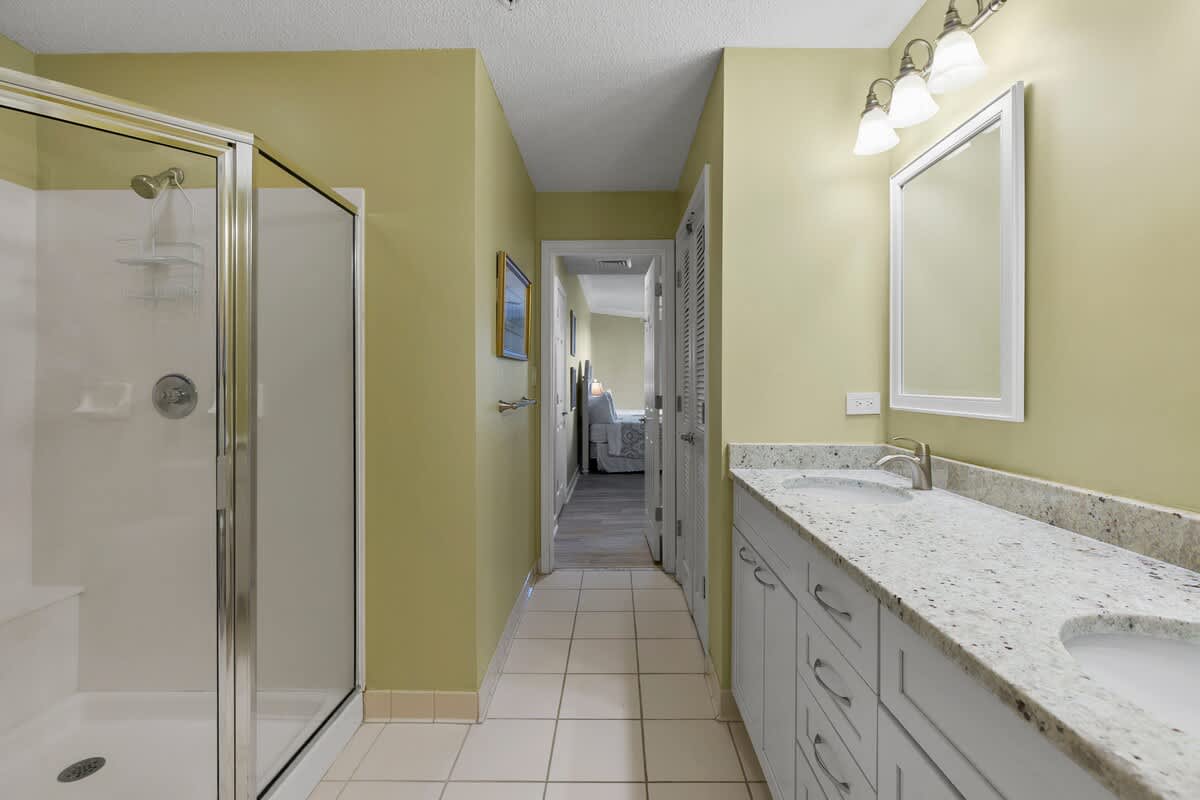 Double Queen Suite Bathroom