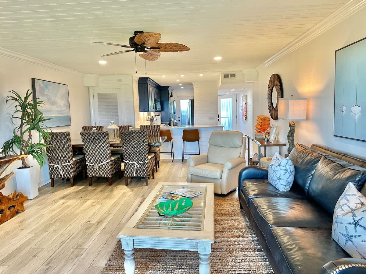 Living Area/Dining Area