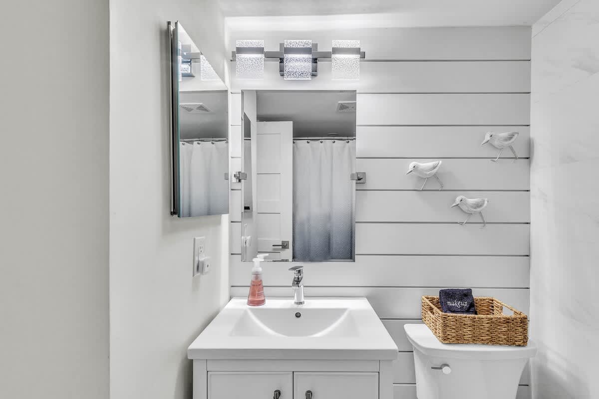 Guest Bathroom in Upstairs Hallway