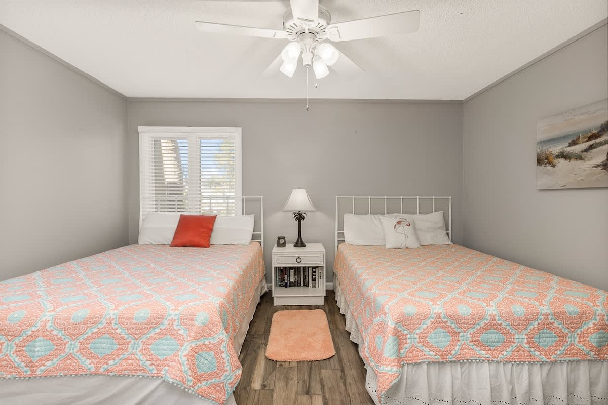 Guest Bedroom with 2 Fulls
