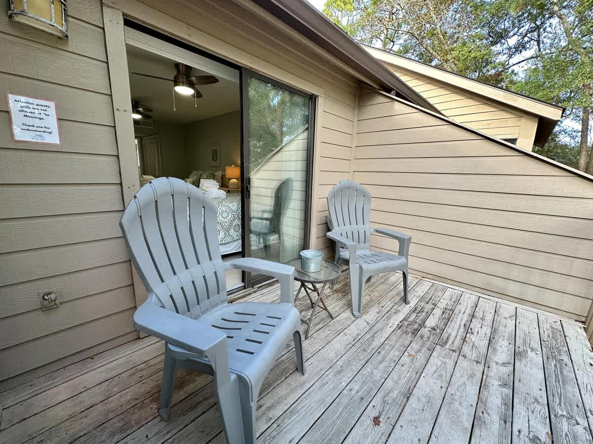 Shared Balcony with Living Area and Double Queen Suite