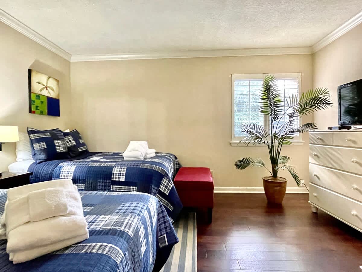 Guest Bedroom with 2 Double Beds