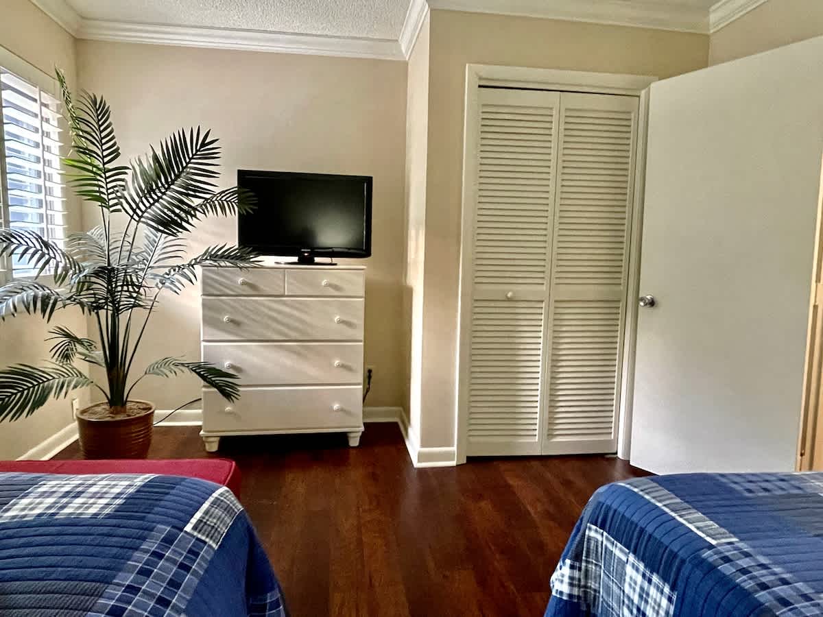Guest Bedroom with 2 Double Beds