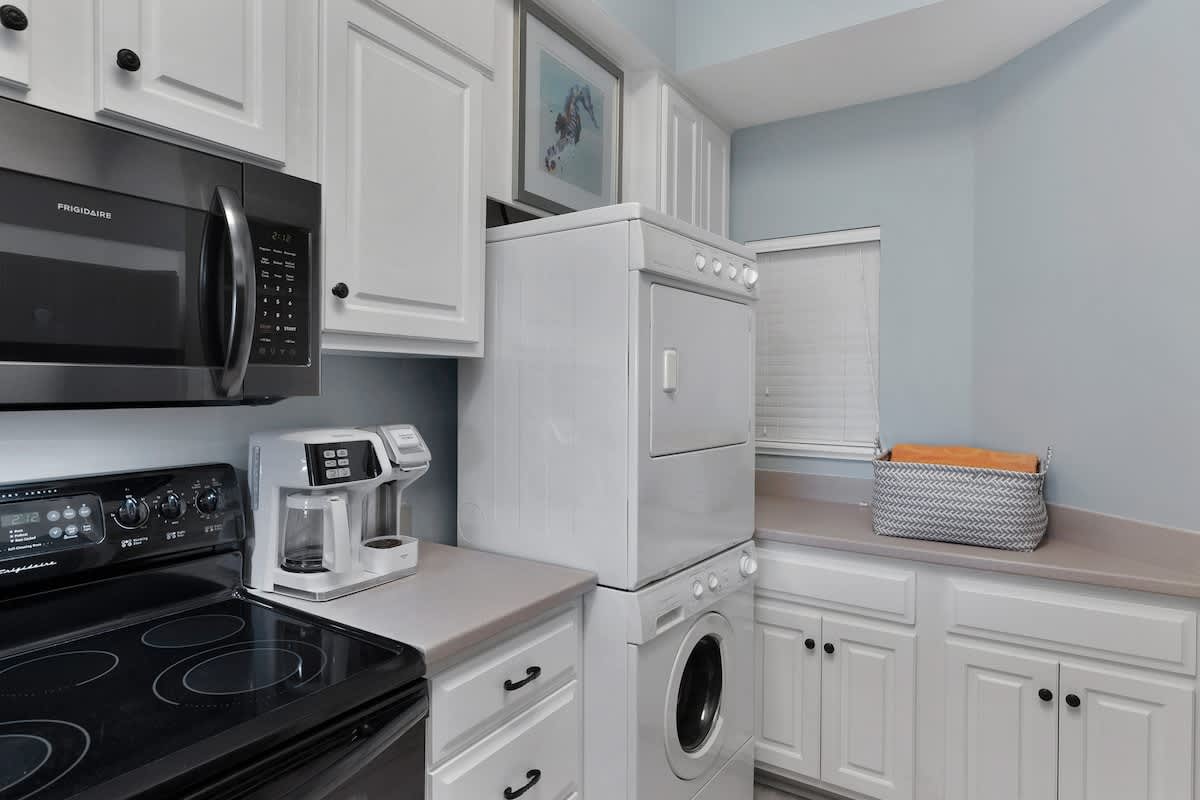 Kitchen with Washer/Dryer