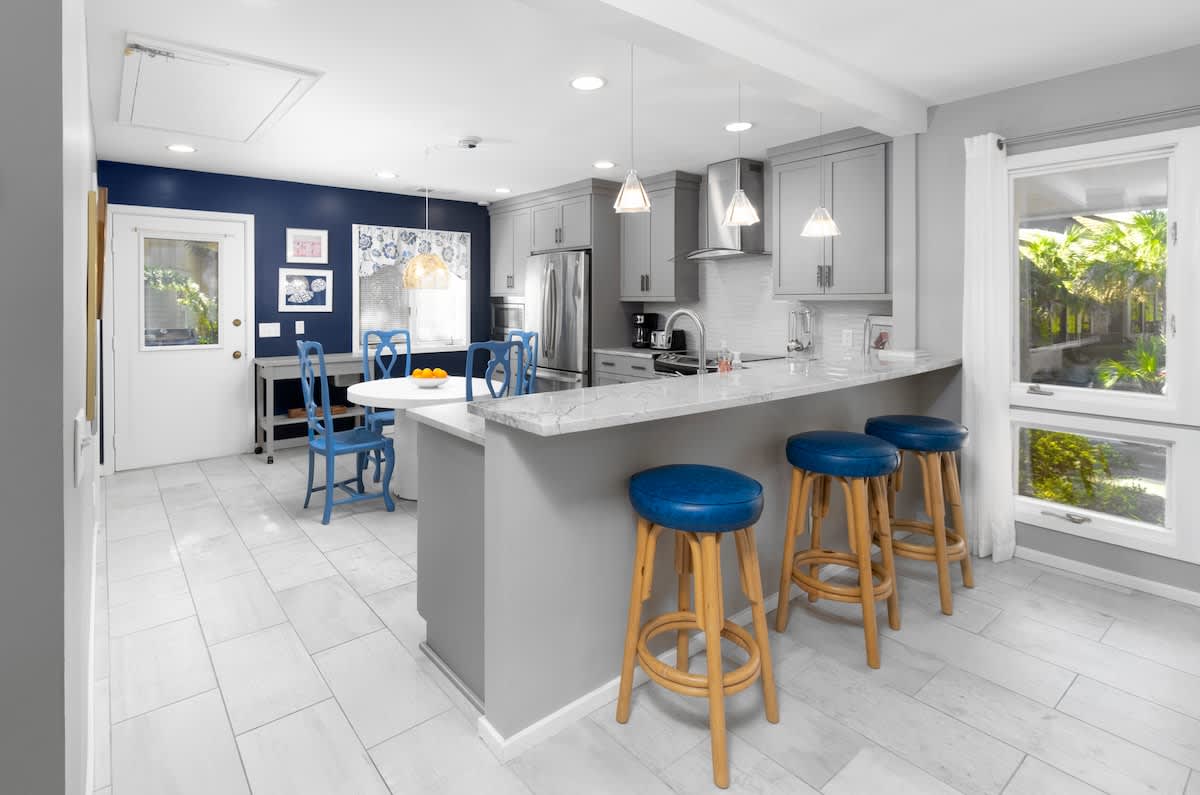 Kitchen with Breakfast Bar & Table