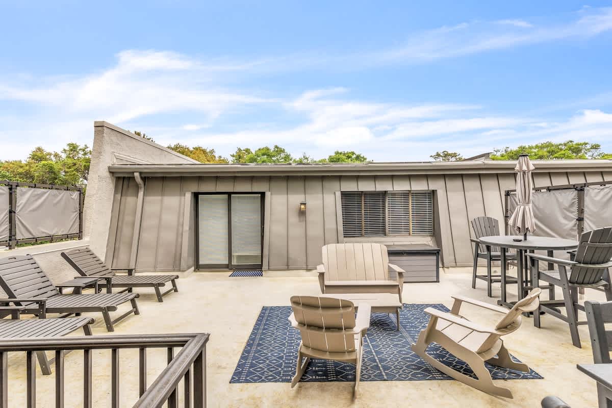 Private Top Deck Overlooking Community Pool