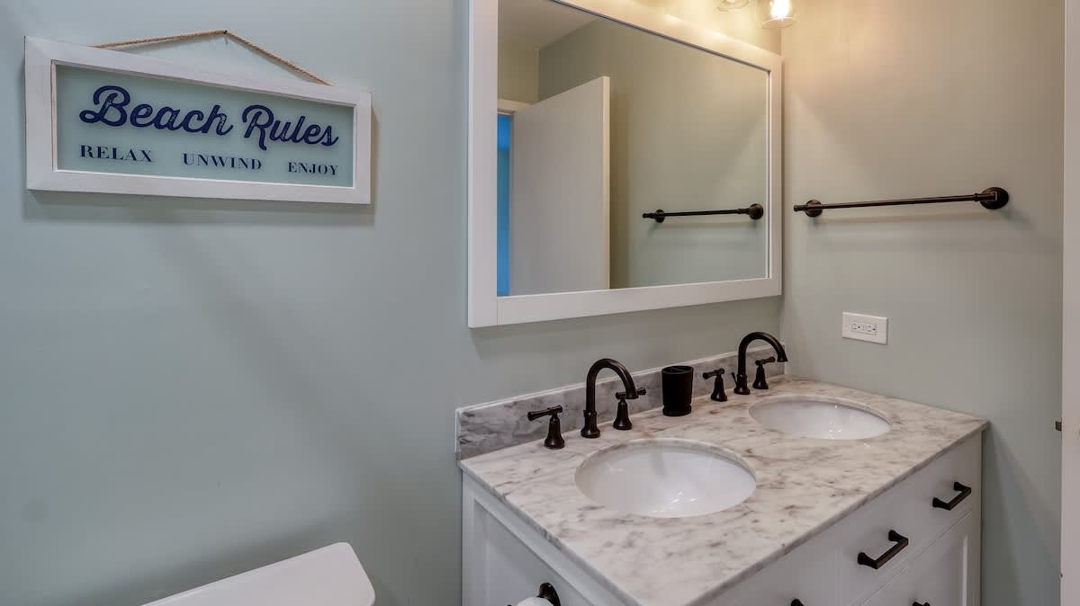Upstairs Double Queen Suite Bathroom
