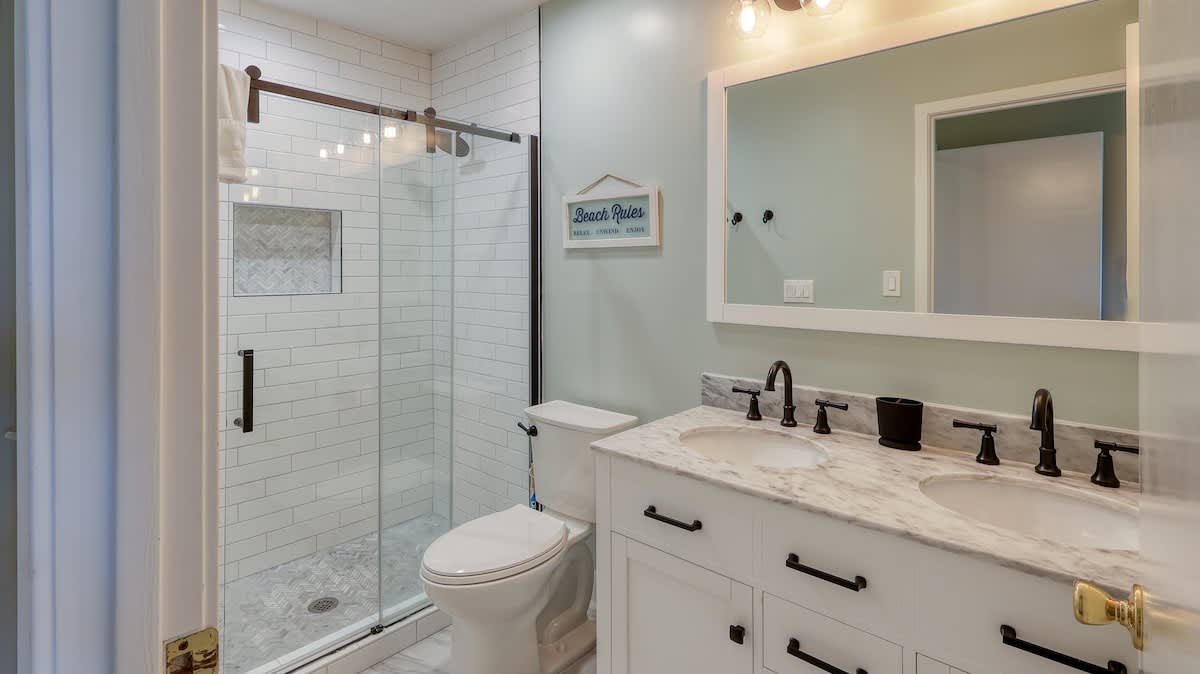 Upstairs Double Queen Suite Bathroom