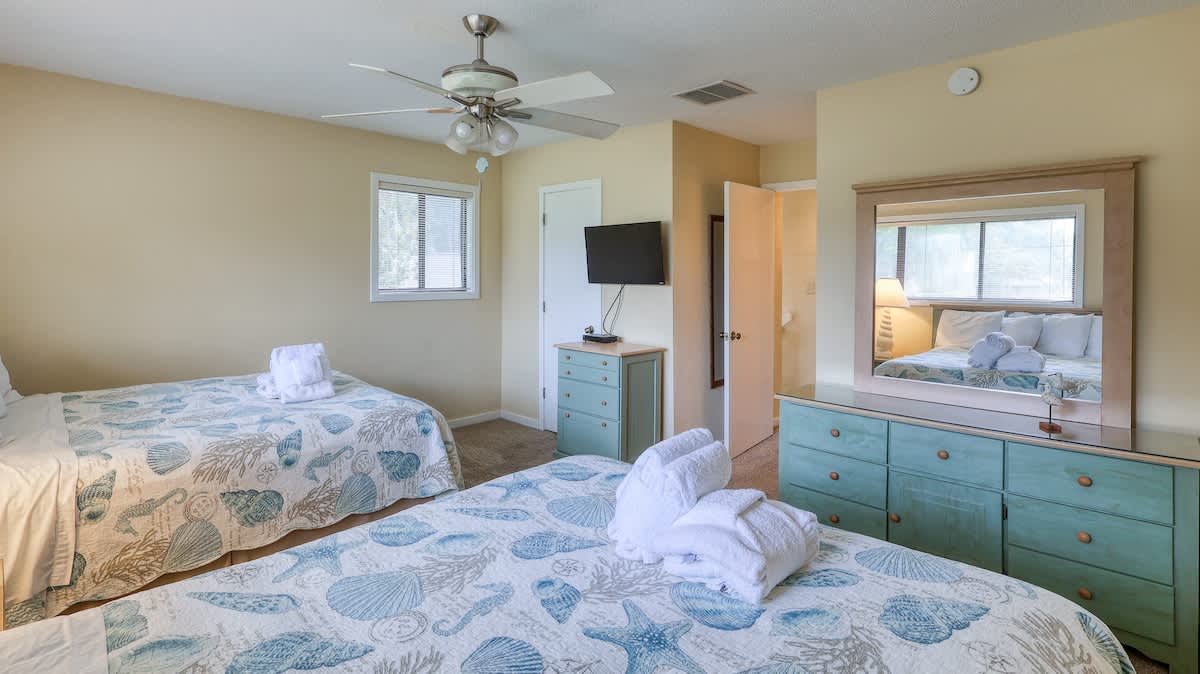 Upstairs Double Queen Suite