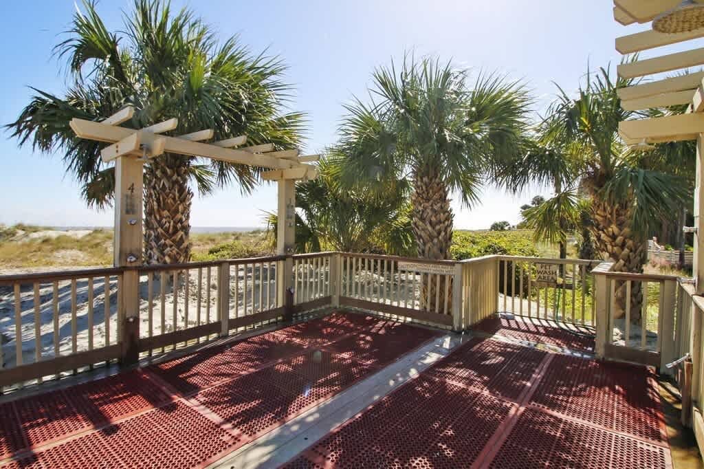 Shipyard Beach Club Located within a 5 Minute Walk