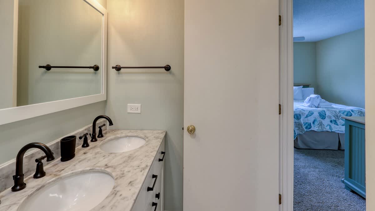 Upstairs Double Queen Suite Bathroom