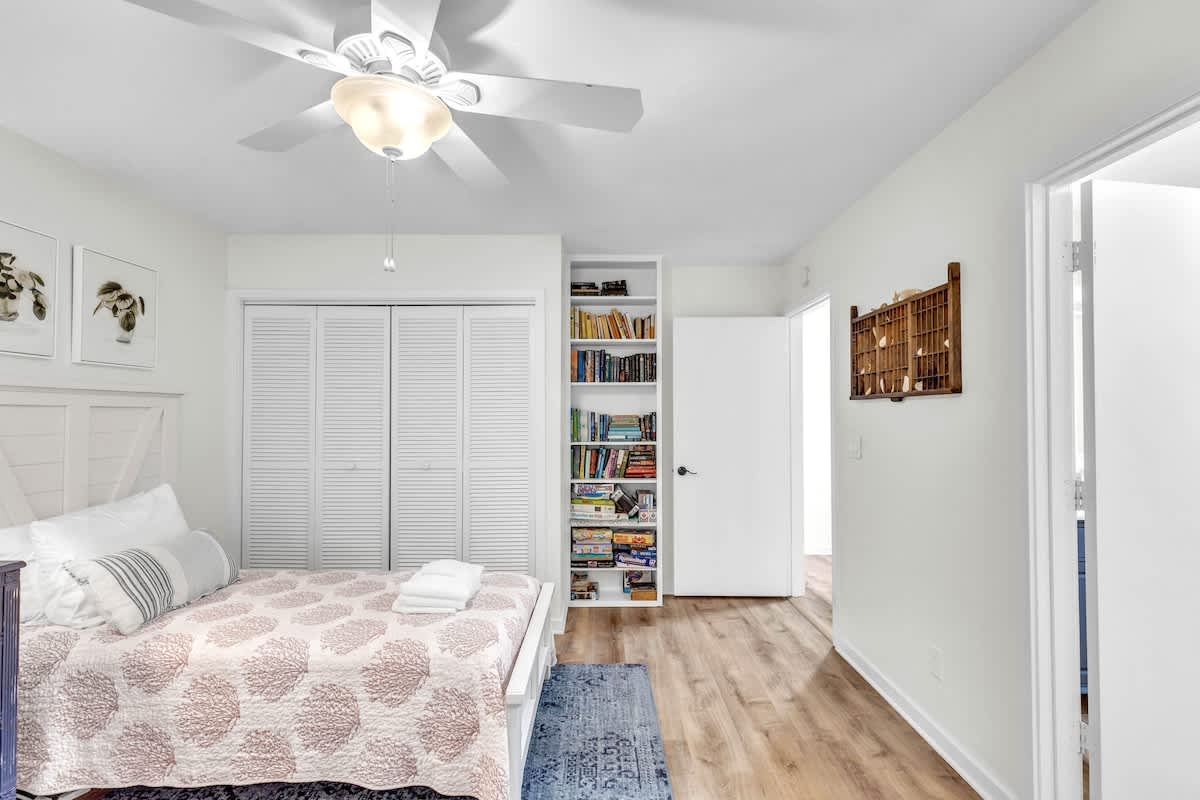 Guest Bedroom with Twin Beds and Jack And Jill Bathroom