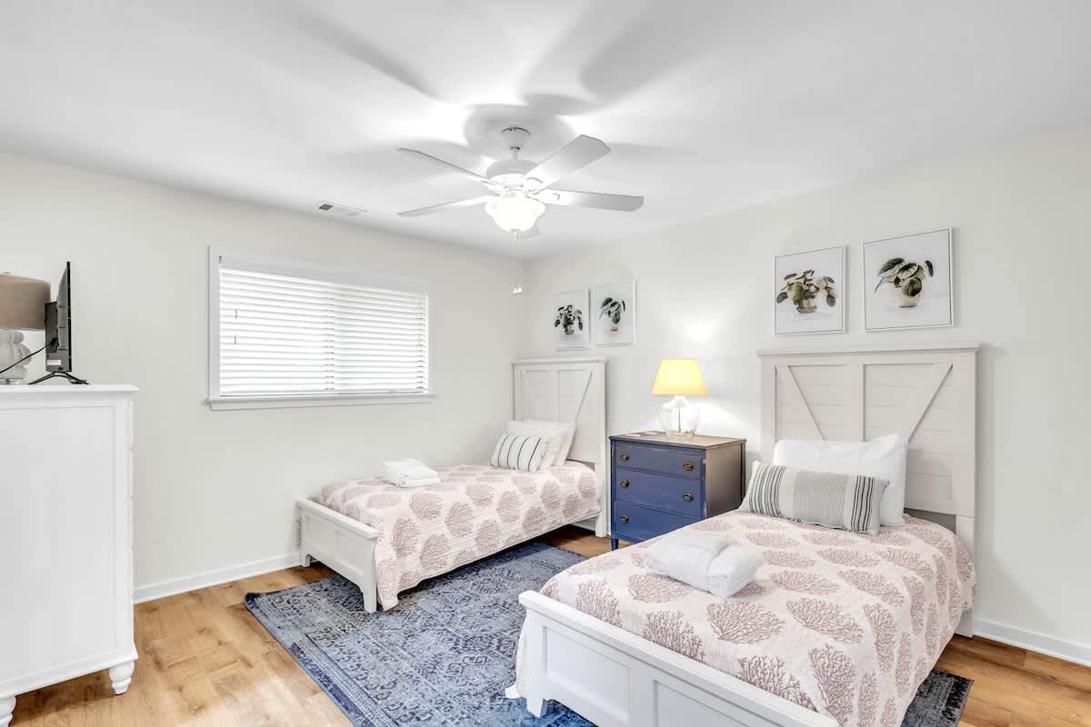 Guest Bedroom with Twin Beds and Jack And Jill Bathroom