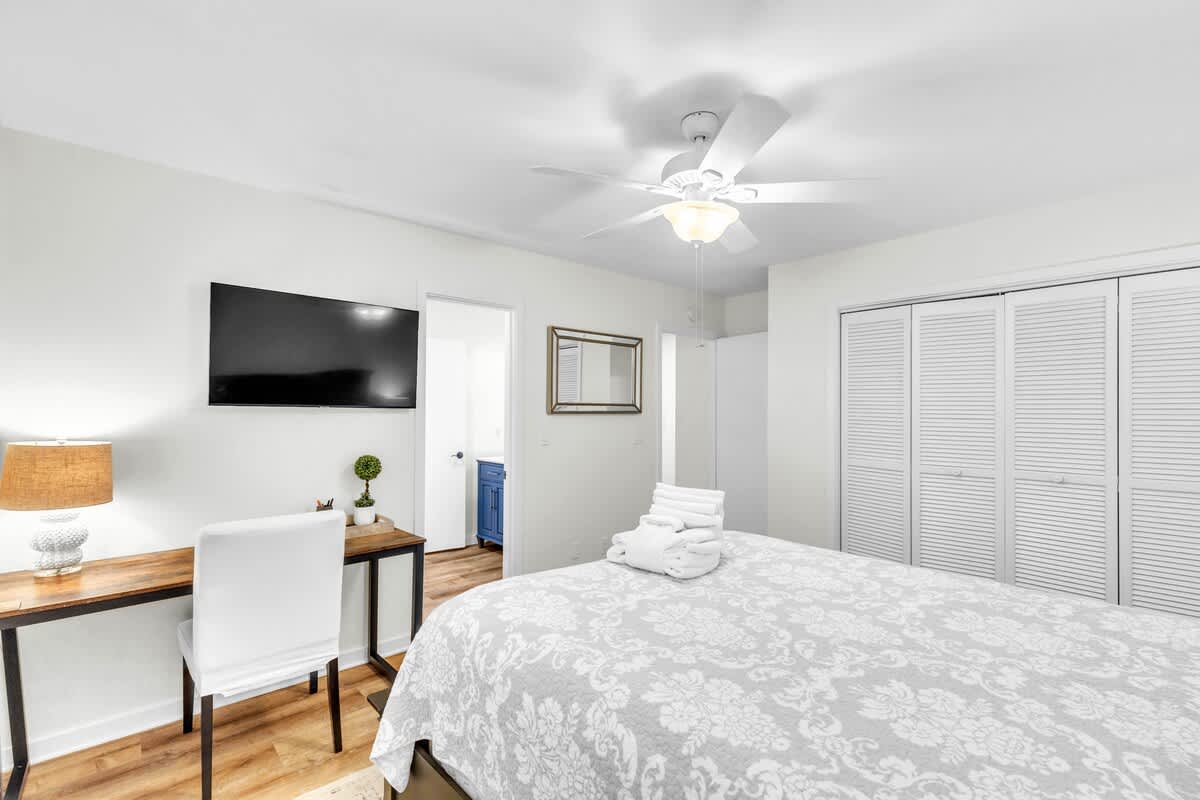 Guest Bedroom with Queen Bedroom and Jack And Jill Bathroom