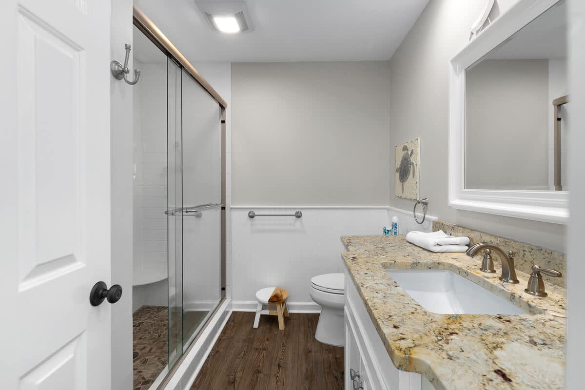 Hall Bath for Downstairs Queen