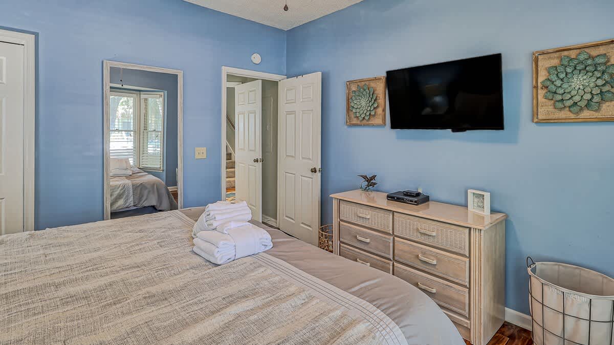 1st Floor Guest King Suite