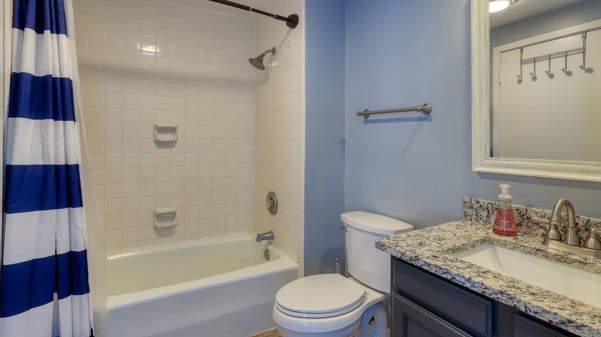 Double Queen Suite Bathroom