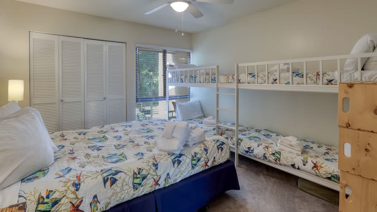 Guest Room with Queen and Four Single Twin Bunks