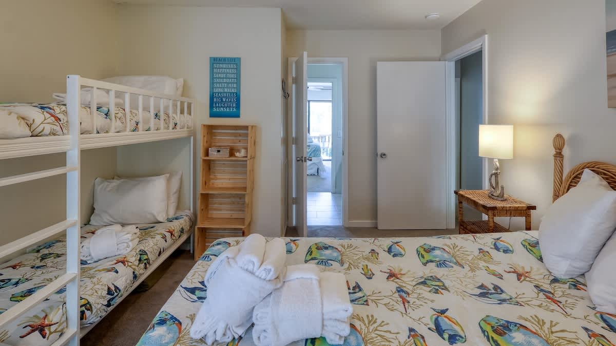 Guest Room with Queen and Four Single Twin Bunks