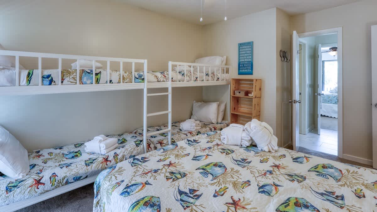 Guest Room with Queen and Four Single Twin Bunks