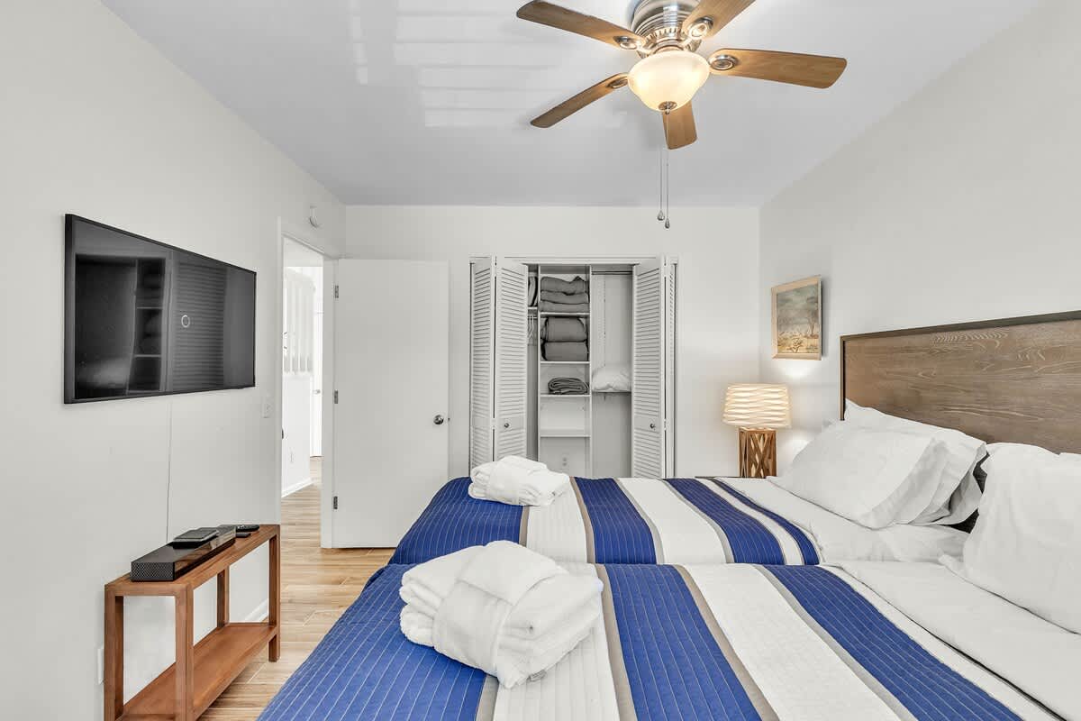 Downstairs Double Twin Suite (Beds can be turned into a King upon request)