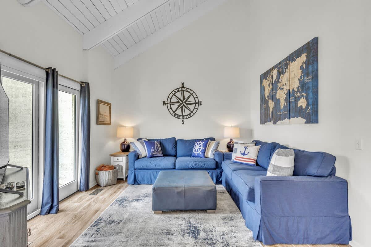 Open Living Space with Vaulted Ceilings