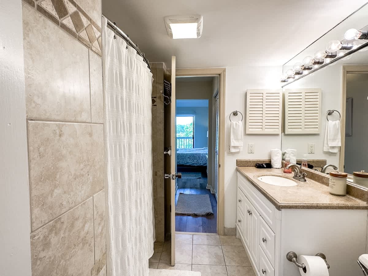 Shared Bathroom for 3rd Floor Rooms