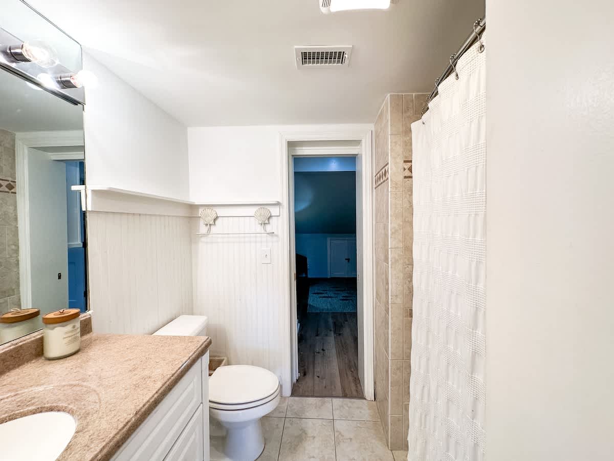 Shared Bathroom for 3rd Floor Rooms