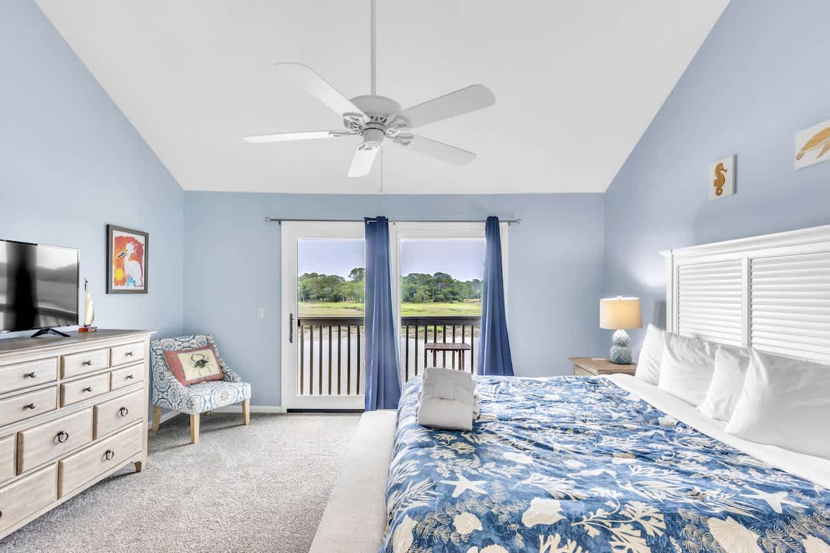 Primary Bedroom with King Bed and En-Suite Bathroom (3rd Floor)