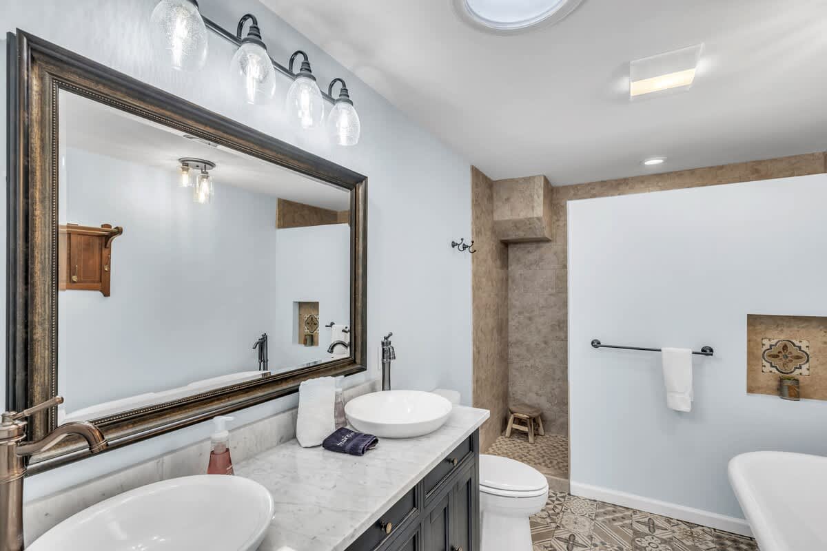 Primary En-Suite Bathroom