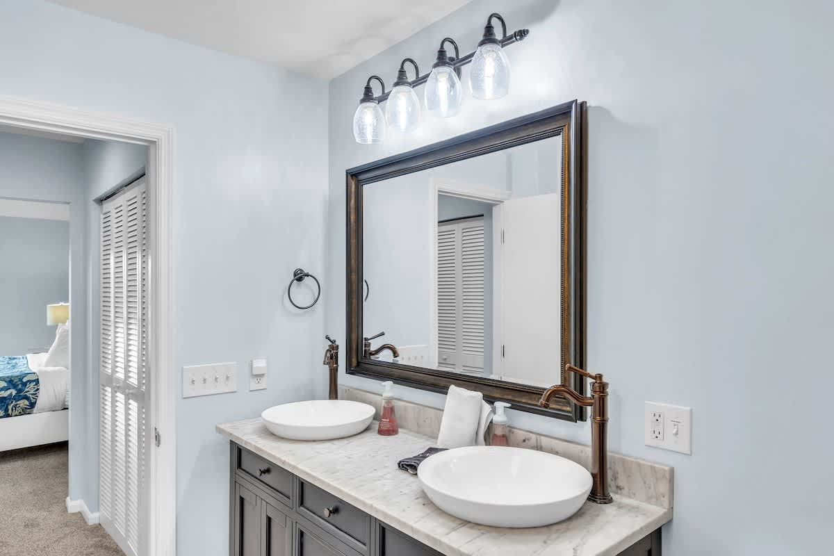 Primary En-Suite Bathroom