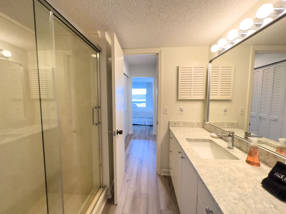 2nd Floor King Bathroom