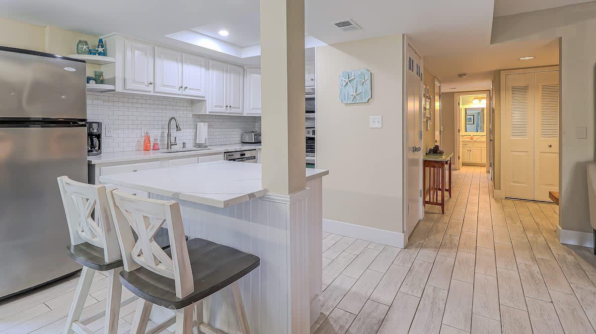 Breakfast Bar and Kitchen