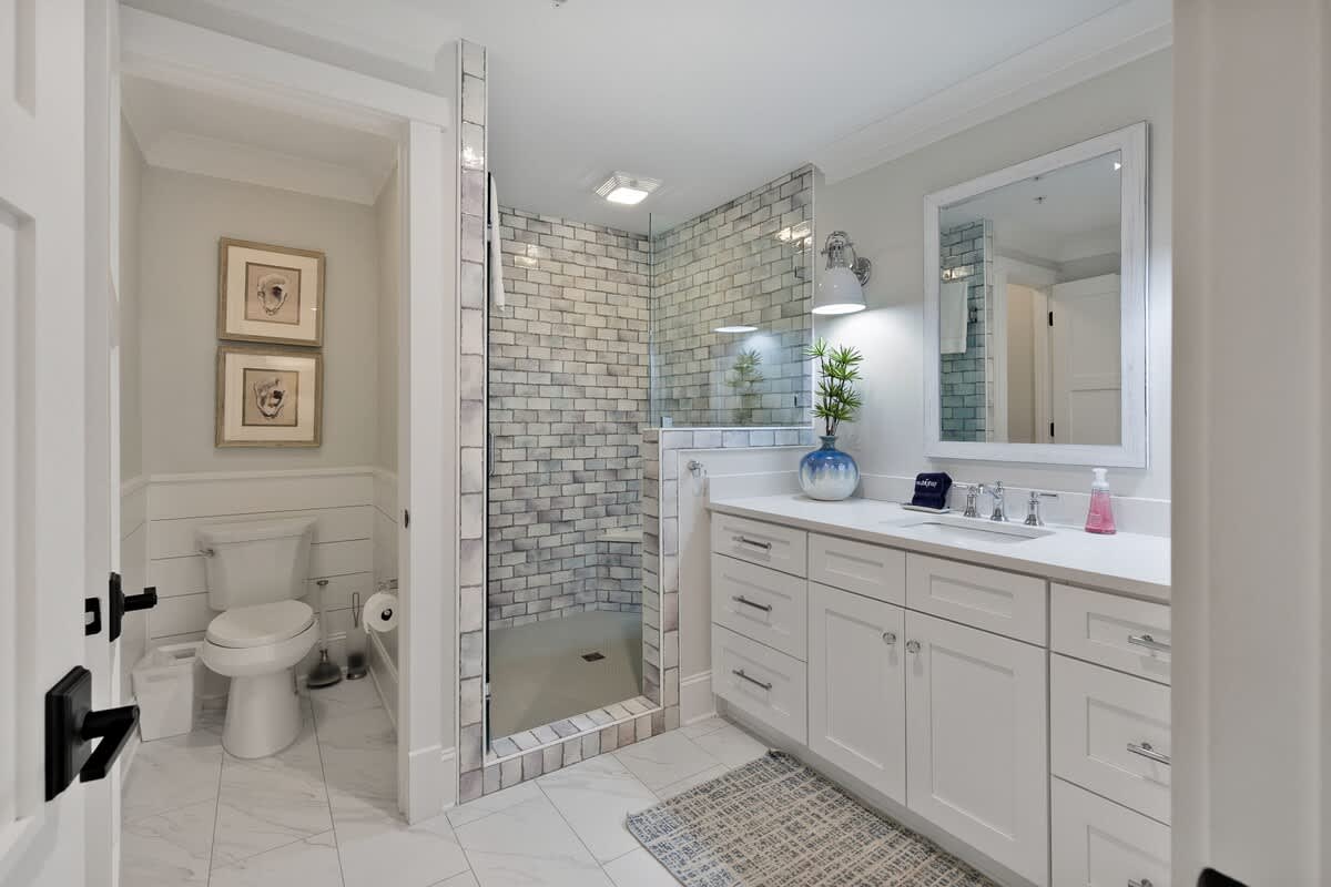 1st King Suite Bathroom