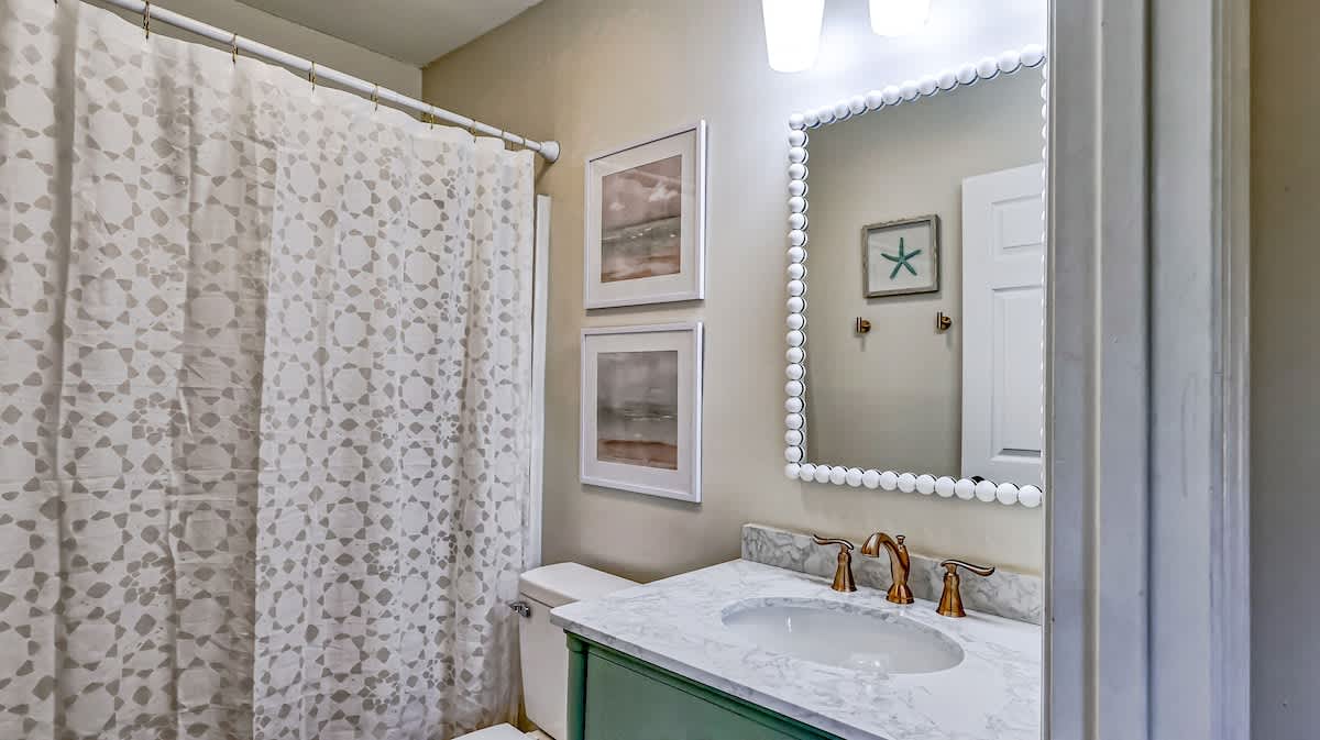 Queen Guest Suite Bathroom