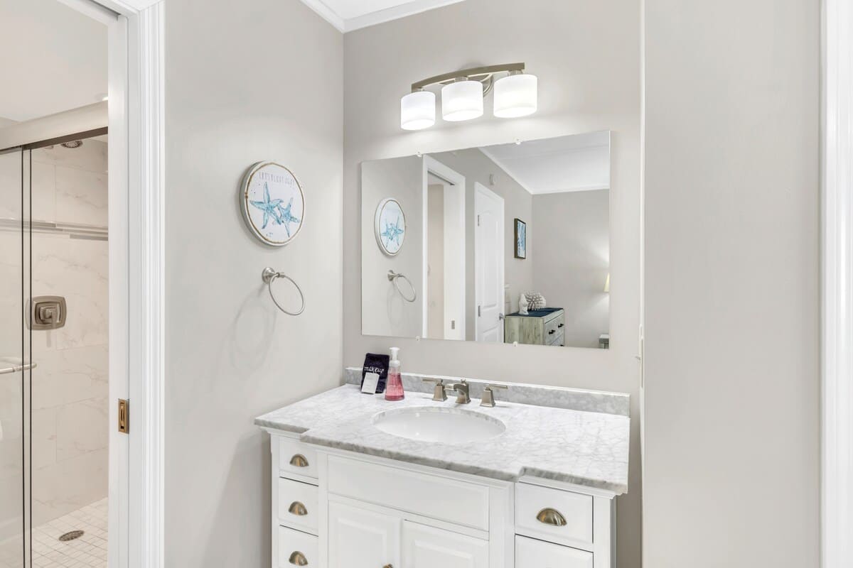 Primary En-Suite Bathroom