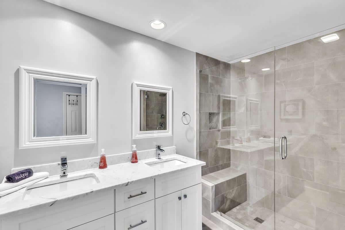 Primary En-Suite Bathroom