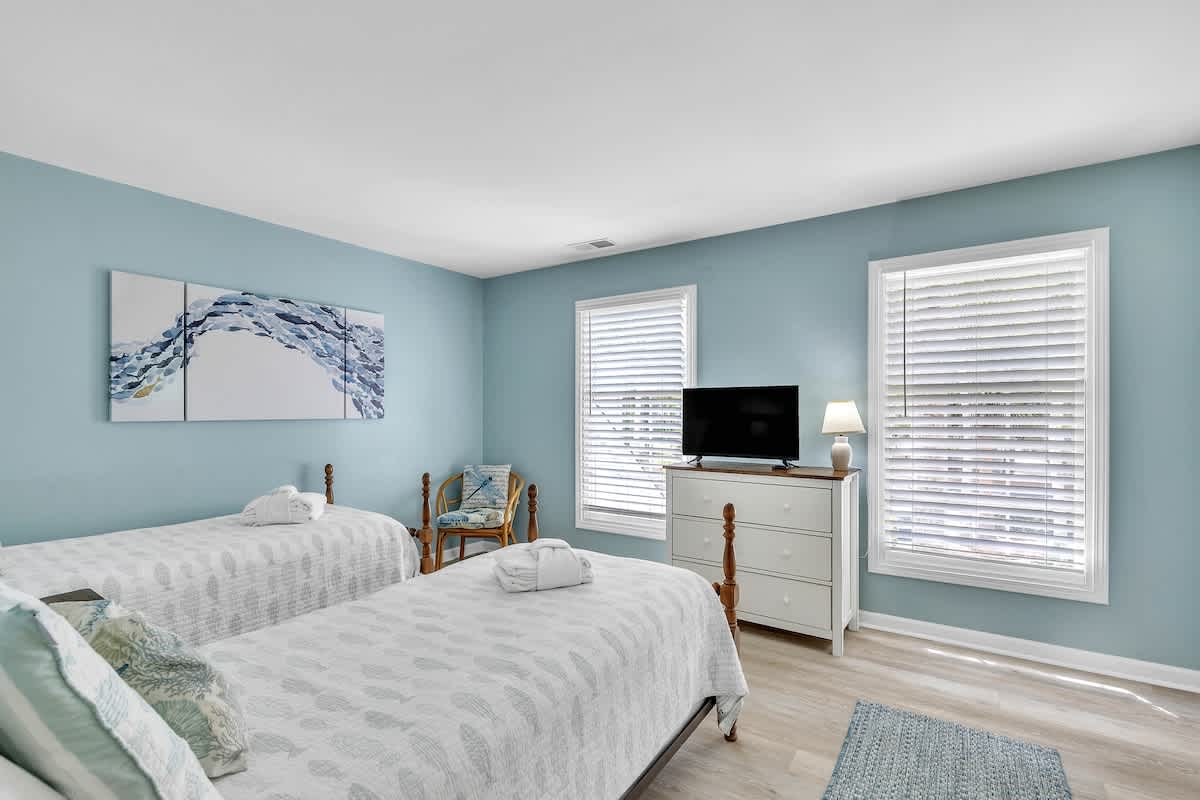 Guest Bedroom with Twin Beds