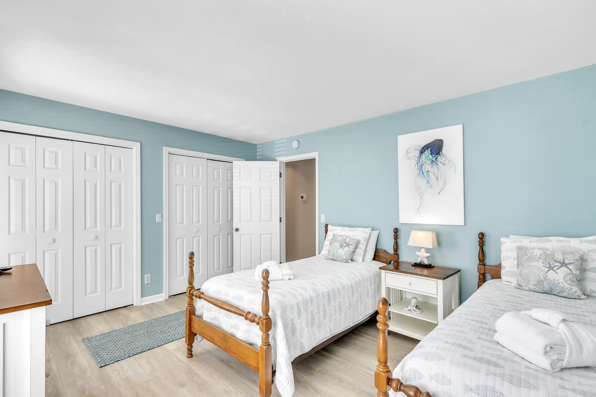 Guest Bedroom with Twin Beds