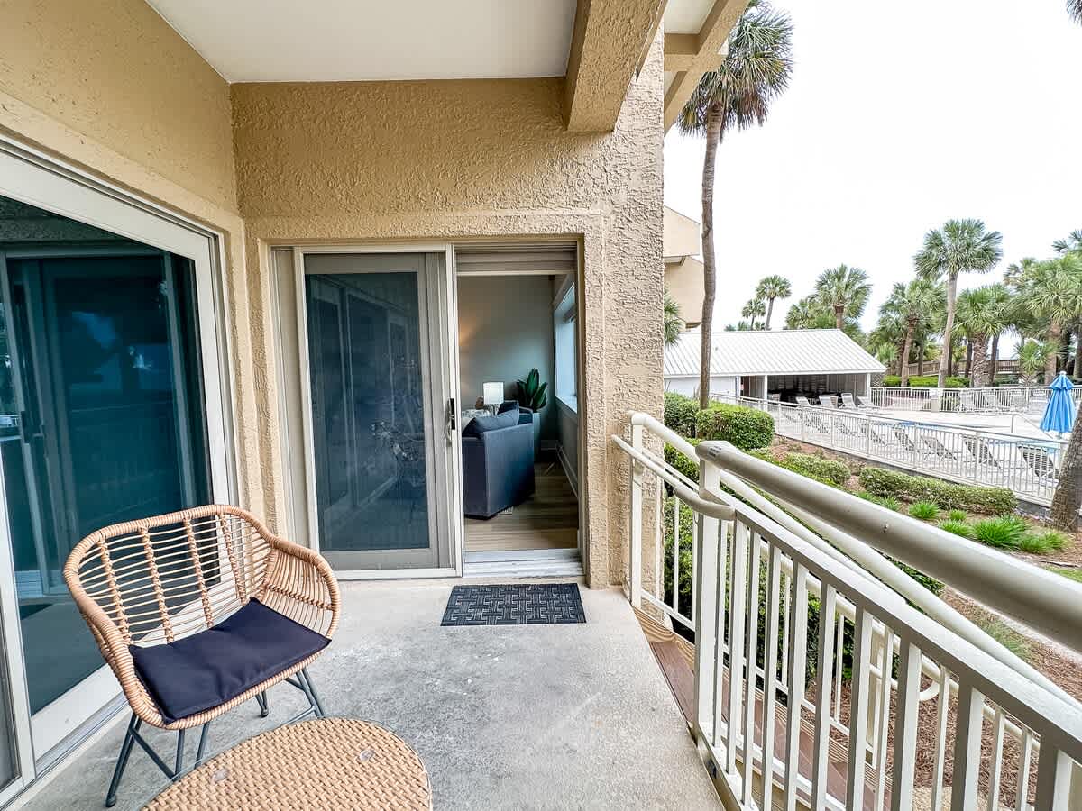 Balcony with Direct Access to the Pool