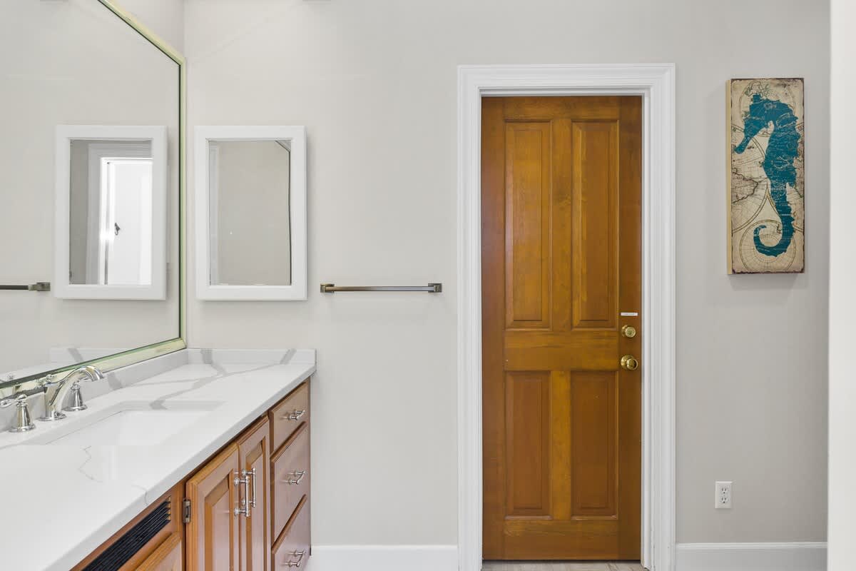 Queen Bedroom Bathroom