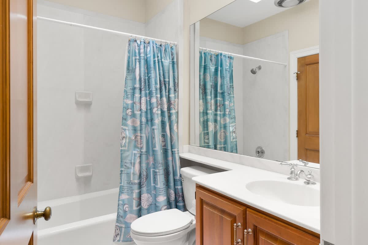 Double Queen Bathroom with Shower/Tub Combo