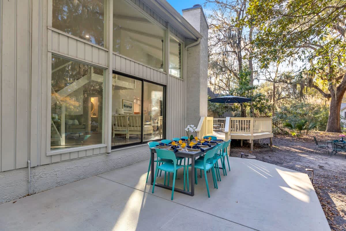 Outdoor Dining Area with Grill