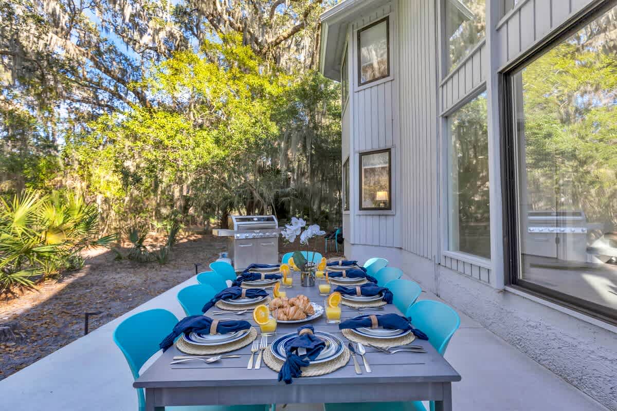 Outdoor Dining Area with Grill
