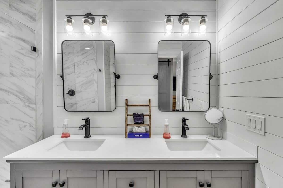 Primary En-Suite Bathroom