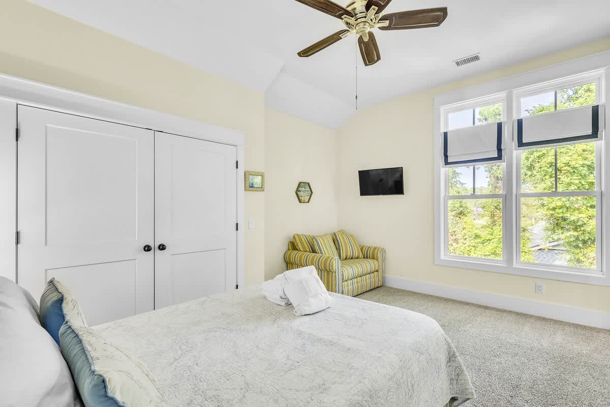 Upstairs Guest Bedroom with Queen Bed and Twin Pull