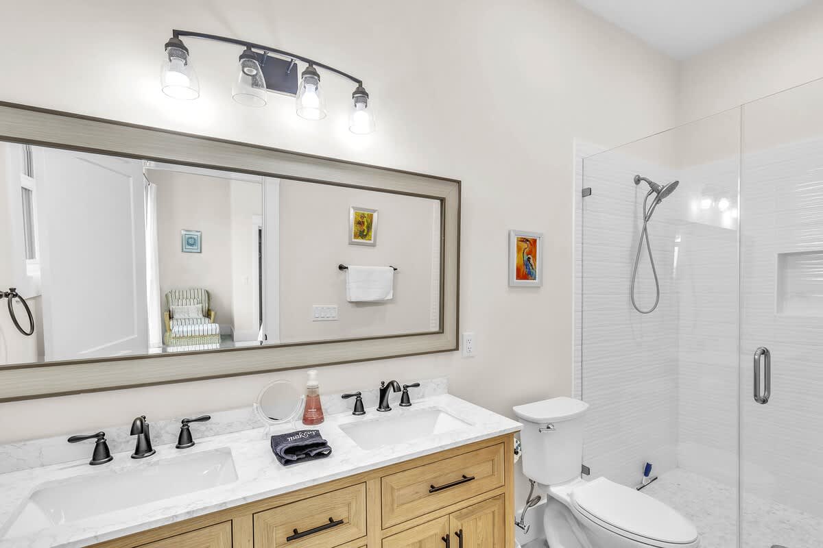 Upstairs Primary En-Suite Bathroom