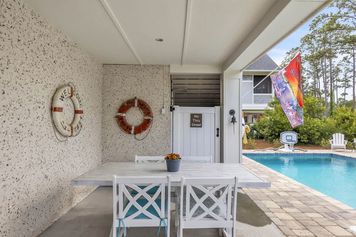 Sitting Area by Pool