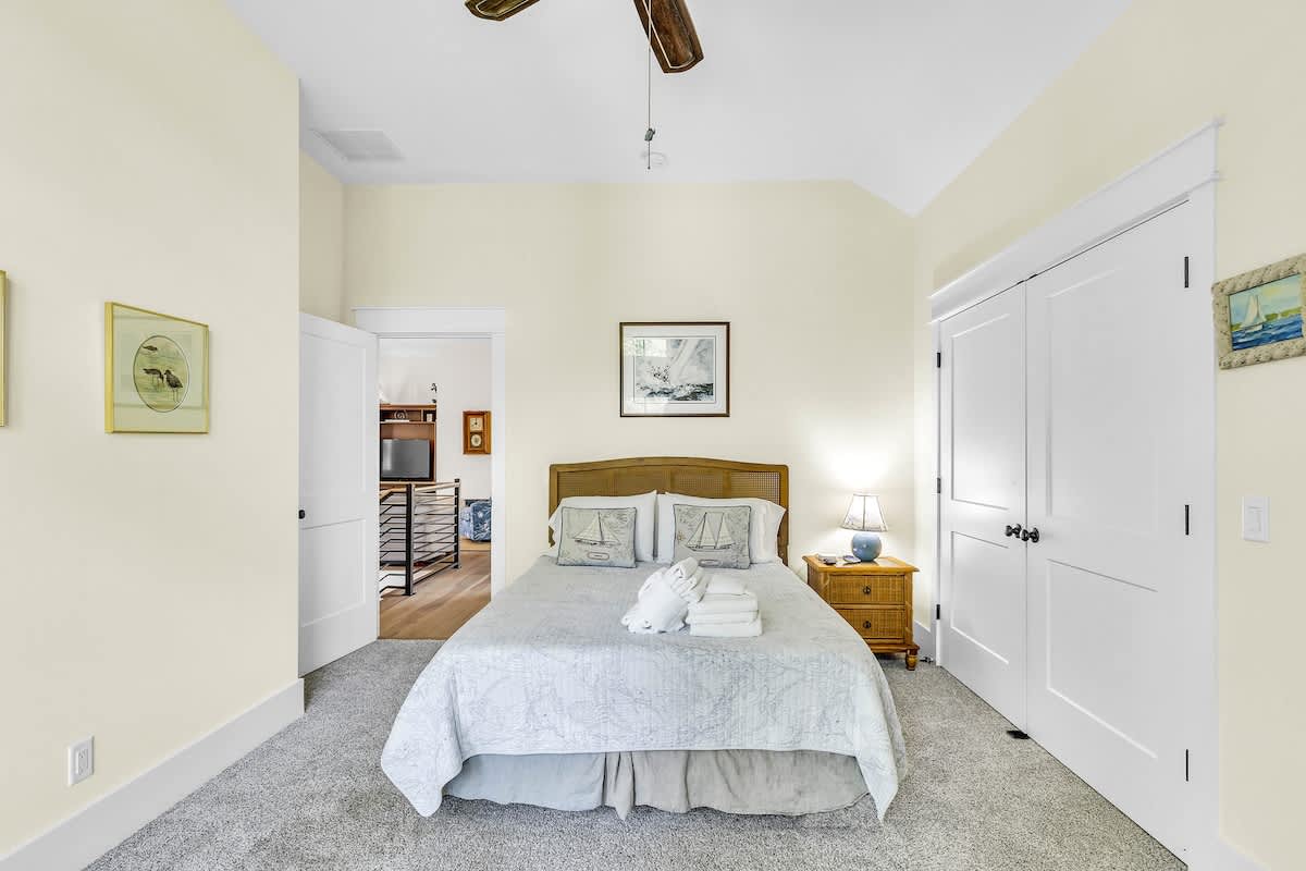 Upstairs Guest Bedroom with Queen Bed and Twin Pull