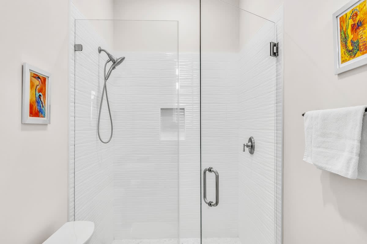 Upstairs Primary En-Suite Bathroom
